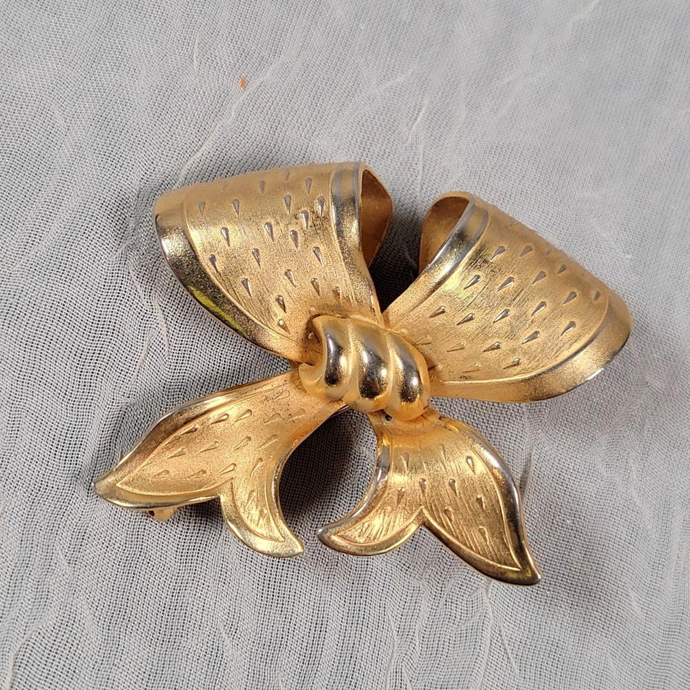 Lisner Gold Tone Bow Brooch Vintage Textured Ribbon Pin Jewelry